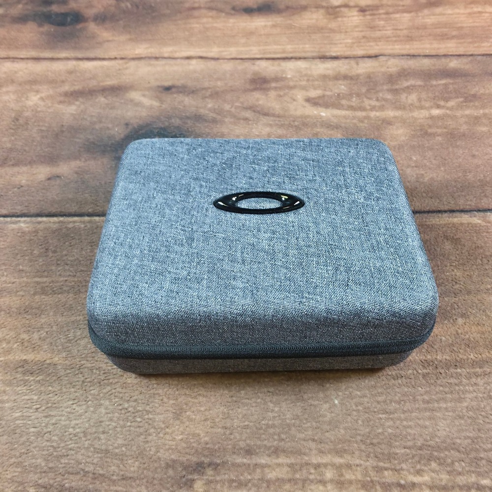 Oakley Sunglasses Case Men OS Gray Good Hard Shell Zippered Storage With Spray